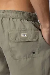 Short de baño gris con cintura elastizada y cordón ajustable. Tiene bolsillos laterales y logo de la marca en la pierna derecha.