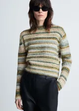Sweater de punto grueso a rayas horizontales en tonos beige, verde y marrón, con cuello redondo y corte recto.