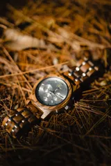 Reloj de pulsera Chenaut Lune con caja y correa de madera de zebrano, esfera plateada con números romanos y subdiales plateados, movimiento de cuarzo, función de cronógrafo y fechador, cristal Hardlex resistente a los arañazos y resistencia al agua 3 ATM.