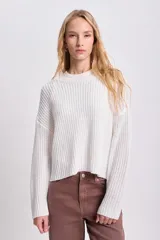 Sweater tejido de punto calado color blanco, de corte holgado y largo crop.