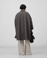Gabardina larga a cuadros con cuello solapa, manga japonesa y cierre con botones.