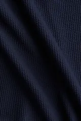 Traje de baño entero azul marino con textura acanalada, breteles anchos y escote cuadrado.