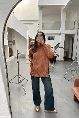 Sweater celeste de tejido de punto con hilos metalizados, cuello redondo y corte holgado con aberturas laterales.