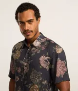 Camisa de hombre de manga corta con cuello inglés y abotonada al frente. Confeccionada en tejido anarruga con estampa floral.