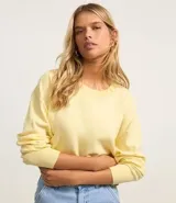 Suéter boxy color marrón, de punto leve, con cuello redondo y mangas largas con puños y bajo acanalados.