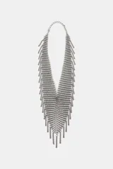 Cinturón plateado tipo malla de múltiples anillas metálicas y colgantes tipo flecos. Cierre con mosquetón.