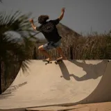 Remera negra de algodón con cuello redondo y manga corta. Estampado pequeño en el pecho con el logo de Roark Expeditions en color blanco.