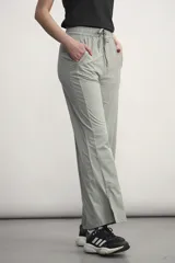 Pantalón negro de corte ancho con cintura elastizada y cordón ajustable.