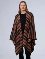 Kimono de tejido suave con estampado de rayas gris claro y oscuro, de diseño holgado y sin cierre.