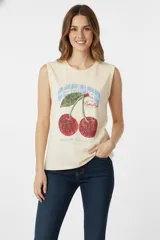 Musculosa sin mangas color crema con estampado de cerezas, cuello redondo y corte relajado.