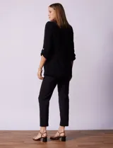 Blazer rojo de crepe marca Tahari, con cuello con solapa y abertura central. Largo de manga ¾ regulable con presilla y botón. Delantera con bolsillos y forro interno.