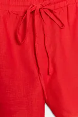 Shorts de tiro bajo color amarillo claro, confeccionado en tejido con lino. Presenta cintura elástica ajustable con cordones y aberturas laterales en el bajo.