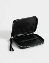 Billetera negra de cuerina con cierre circundante, bolsillo frontal y compartimentos para tarjetas y billetes.
