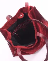 Bolso tipo shopper de cuero color bordó, con doble asa de hombro y cierre magnético. Incluye un amplio bolsillo interior con cierre de cremallera.