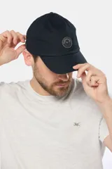 Gorro de béisbol azul marino de lona con parche circular con logo en el frente.