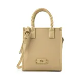 Cartera chica color taupe de poliuretano con acceso por cierre. Tiene asas fijas con diseño trenzado y correa regulable. Cuenta con un bolsillo externo con cierre y dos bolsillos internos, uno con cierre y otro abierto. Interior de poliéster y herrajes plateados.