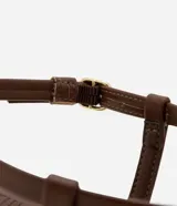 Sandalia marrón con tiras finas, puntera cuadrada y tacón ancho con textura de rafia.