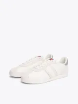 Zapatillas deportivas Tommy Jeans color blanco con detalles en gris y plateado. Exterior de malla con paneles de ante a contraste y panel metalizado en el talón.