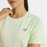 Remera deportiva New Balance color verde claro, de corte clásico y mangas cortas. Presenta el logo de la marca reflectante en el pecho.