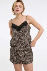 Musculosa con estampado animal print en tonos negro, blanco y verde oliva, con escote en V y detalle de encaje negro en el borde. Tirantes finos ajustables.