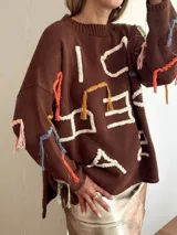 Sweater marrón de algodón tejido en punto jersey con bordados hechos a mano en hilos de colores y lurex. Diseño oversize.