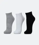 Kit de 3 pares de medias deportivas de caña corta en colores gris, blanco y negro.