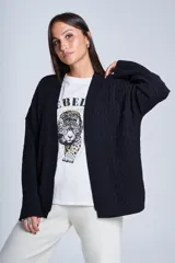 Cárdigan negro de tejido de punto trenzado, sin botones y corte holgado.