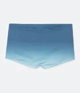 Sunga de baño tipo bóxer confeccionada en microfibra con estampa degradé en tonos de azul.