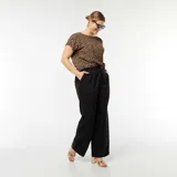 Camiseta de mangas cortas con estampado animal print de leopardo en tonos marrones y negros.