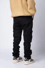 Pantalón cargo color beige con bolsillos laterales con solapa y botón. Corte ajustado.