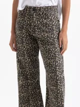 Jeans de corte recto y tiro alto, con estampado animal print de leopardo en tonos marrones y negros.