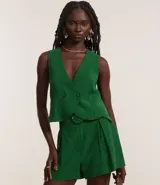 Chaleco corto color marrón, de corte sastre, con escote en V, doble botonadura y lazo en la espalda.