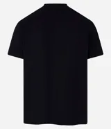 Remera negra de algodón con cuello redondo y manga corta. Estampado frontal con el logo de Kodak a la altura del pecho.