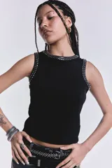 Musculosa negra de algodón con cuello redondo y sisas con apliques de tachas plateadas.