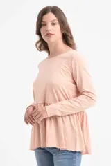 Camiseta color beige de manga larga con corte peplum.