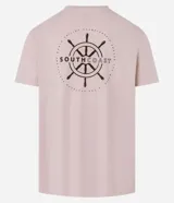 Remera de algodón color rosa claro, de corte clásico, con cuello redondo y manga corta. Presenta un pequeño estampado de un timón en el pecho y un estampado con letras en la espalda.