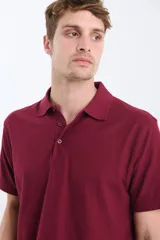 Remera polo de piqué color verde con cuello clásico y tapeta de dos botones. Corte recto y mangas cortas.