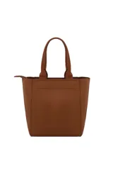 Cartera tipo tote bag de cuero sintético negro con textura granulada, asas de mano y cierre de cremallera. Incluye un bolsillo exterior y el logo de la marca en la parte frontal.