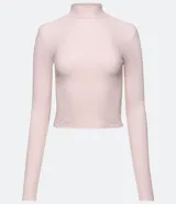 Blusa cropped de ribana color rosa claro, con cuello alto y mangas largas.