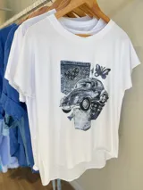 Remera blanca de algodón y elastano con estampado de un auto antiguo, mariposas y detalles de denim.