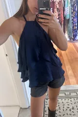 Top azul con escote halter, volados y una rosa removible hecha en tela.