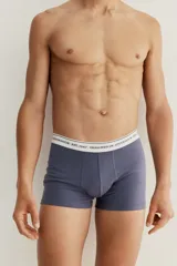 Pack de tres calzoncillos trunk cortos en azul, blanco y gris. Confeccionados en tejido funcional COOLMAX® y Lycra® Xtra Life™.