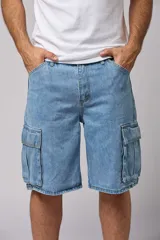 Bermuda de jean celeste con corte holgado y bolsillos cargo laterales.