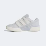 Championes Adidas Forum 2000 color gris claro con detalles en blanco. Confeccionados en gamuza y cuero, con las tres rayas clásicas de Adidas en los laterales y lengüeta acolchada.