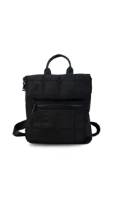 Mochila negra de nylon capitoneada con bolsillo principal con cierre, dos bolsillos frontales con cierre y asa superior.
