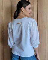 Remera negra de mangas largas con detalle de costuras en color gris en cuello y ruedo.