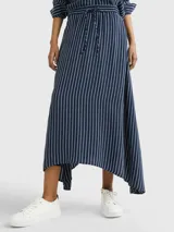 Falda midi azul marino con rayas verticales blancas, cintura elástica con cordón y dobladillo asimétrico.
