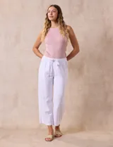 Pantalón blanco liso marca Dash, con pretina trasera elastizada y bolsillos delanteros y traseros. Corte cropped.