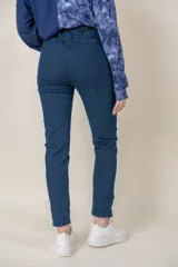Pantalón de jean azul con cintura elastizada y cordón ajustable.