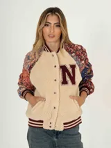 Campera bordó de material suave, con detalles florales y cierre frontal.